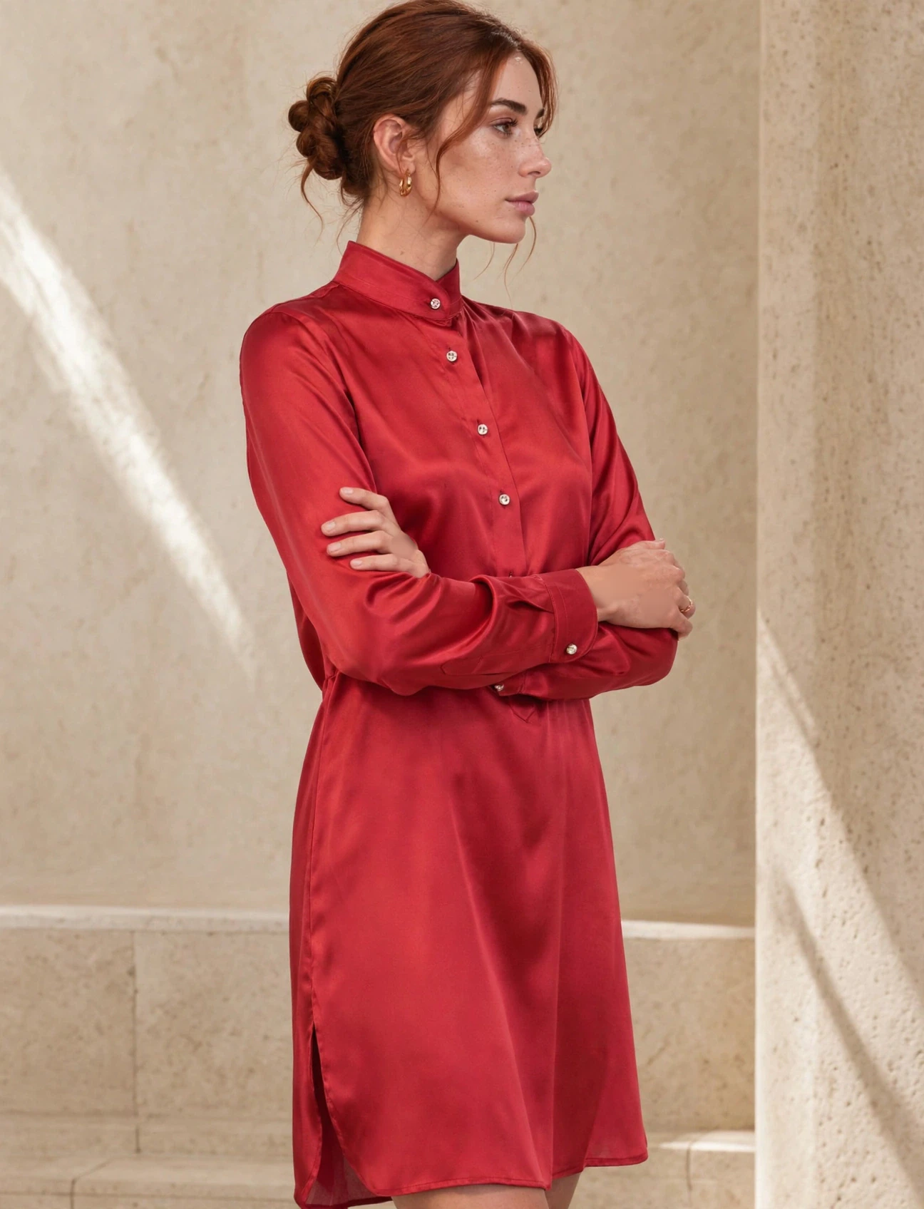 Modella interamente virtuale con Silk Satin Chemisier Polo in satin rosso