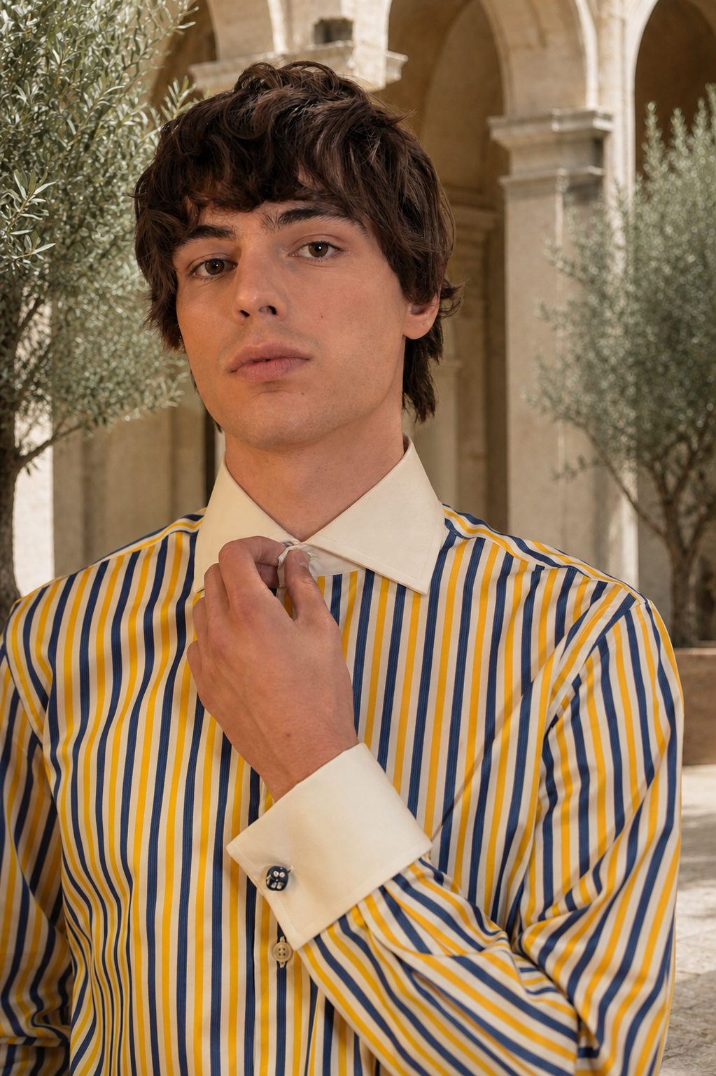 Uomo DAN Roma con camicia a righe e collo bianco