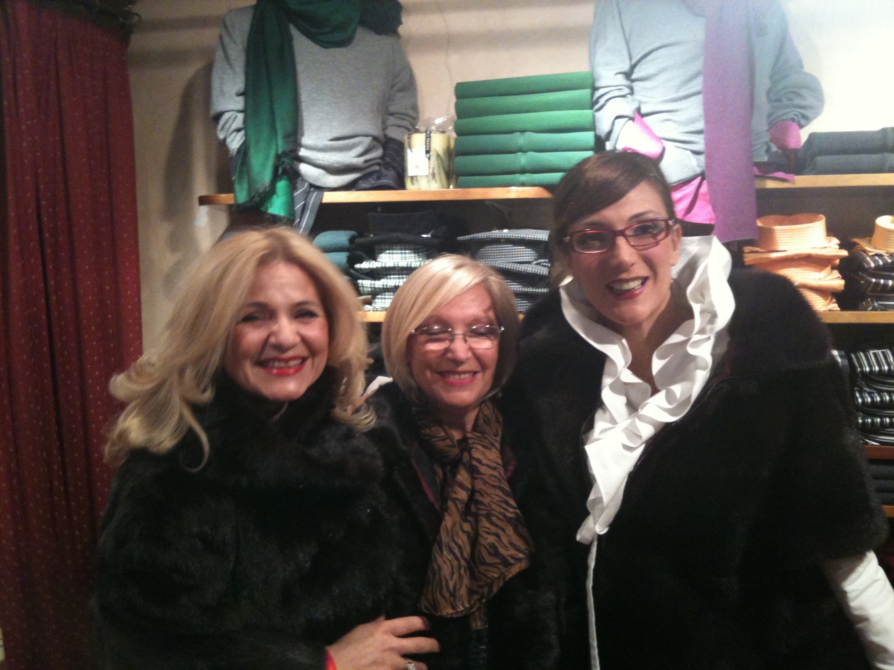 Barbara, Mamma e Antonella nella boutique DAN Roma