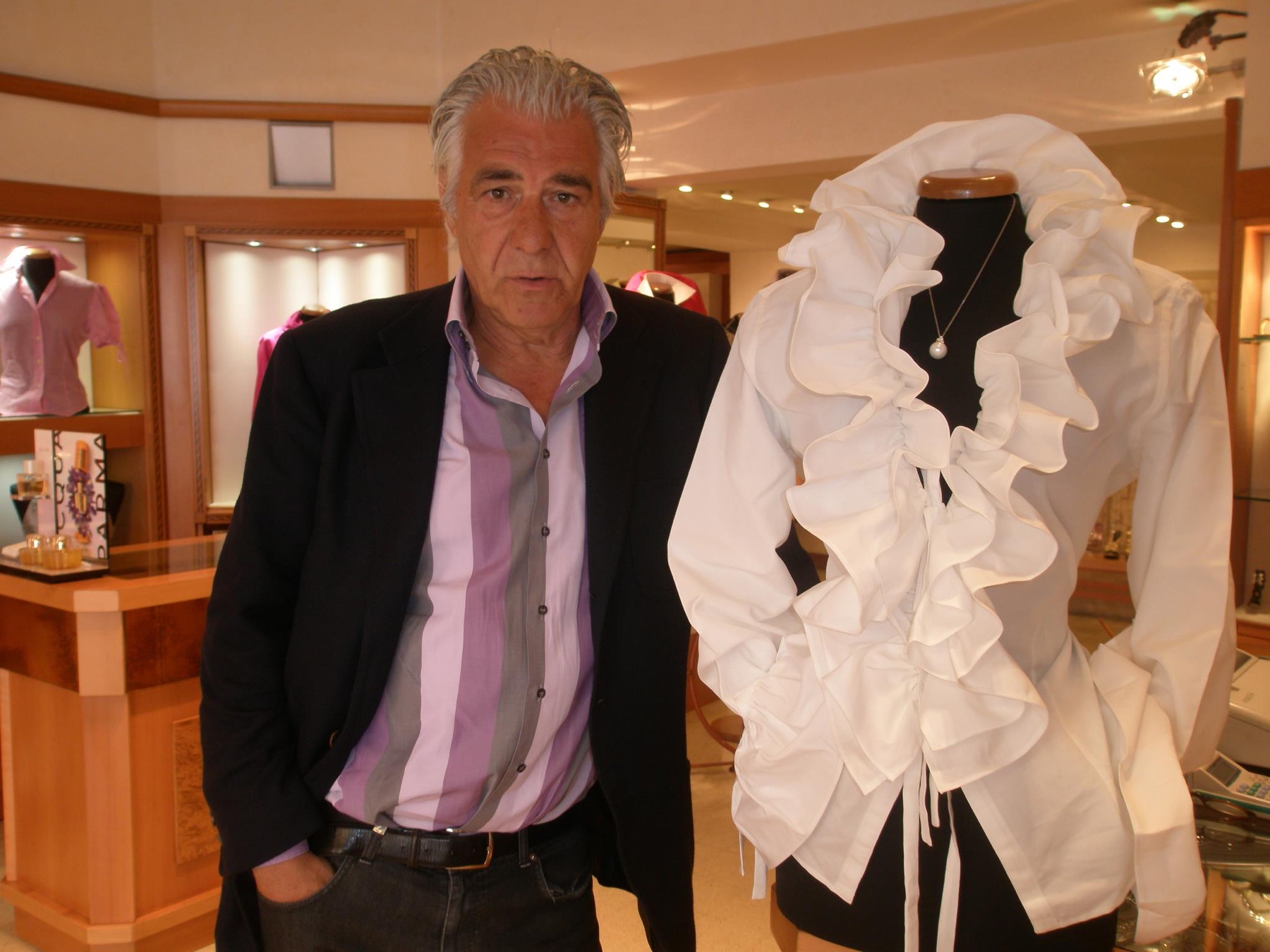 Dan accanto alla camicia Acapulco nella boutique DAN Roma